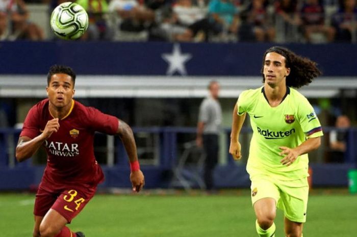 Aksi Justin Kluivert (kiri) dalam partai International Champions Cup 2018 AS Roma lawan FC Barcelona di AT&T Stadium, Arlington, 31 Juli 2018.