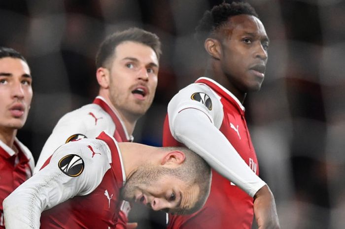 Selebrasi striker Arsenal, Danny Welbeck (kanan), seusai mecnetak gol kedua ke gawang AC Milan dalam laga leg 2 babak 16 besar Liga Europa di Stadion Emirates, London, Inggris, pada Kamis (15/3/2018).