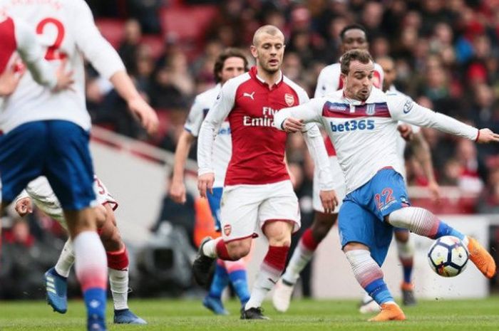 Bintang Stoke City, Xherdan Shaqiri, beraksi dalam laga Liga Inggris kontra Arsenal di Emirates Stadium, Minggu (1/4/2018)