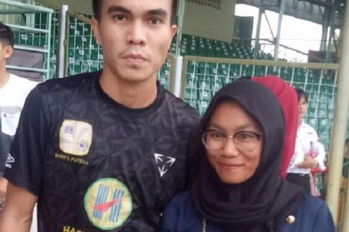 Gelandang Barito Putera, Paulo Sitanggang, berfoto dengan salah satu fan nya usai menjalani latihan bersama tim, Rabu (17/10/2018).