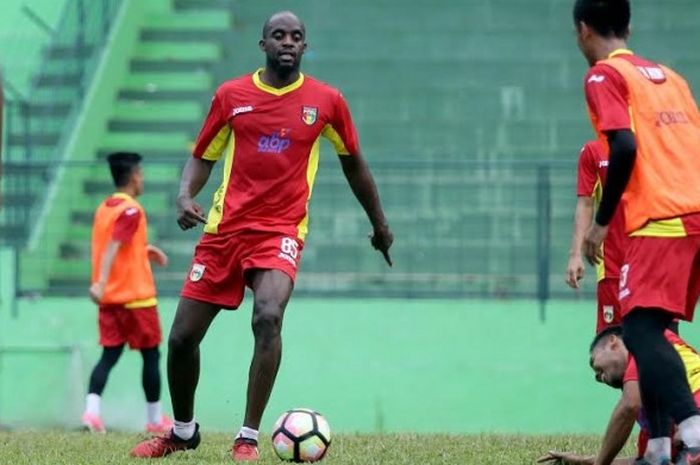 Marquee player Mitra Kukar, Mohamed Sissoko saat sesi uji lapangan Stadion Gajayana, Kota Malang, Sabtu (27/5/2017) malam. 