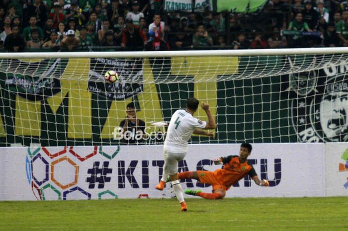 Pemain PSMS, Reinaldo Lobo, menendang bola terlalu tinggi dalam adu penalti kontra Persebaya dalam duel babak delapan besar Piala Presiden 2018 di Stadion Manahan, Solo, Sabtu (3/2/2018) sore WIB.