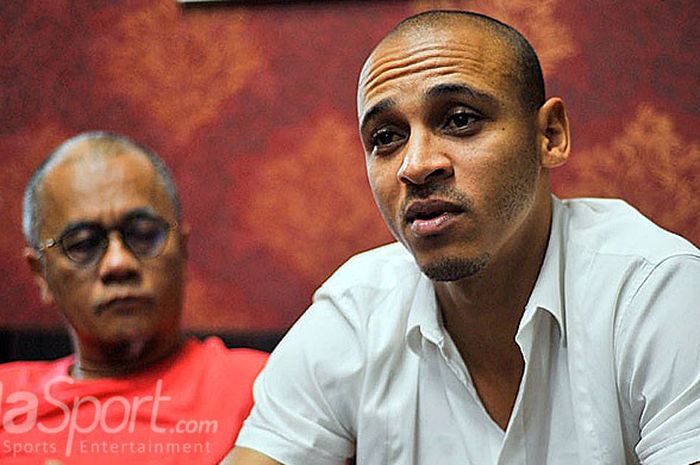 Peter Odemwingie saat memberi keterangan pada media di salah satu Rumah Makan Surabaya, Jawa Timur, Kamis (26/07/2018) siang.