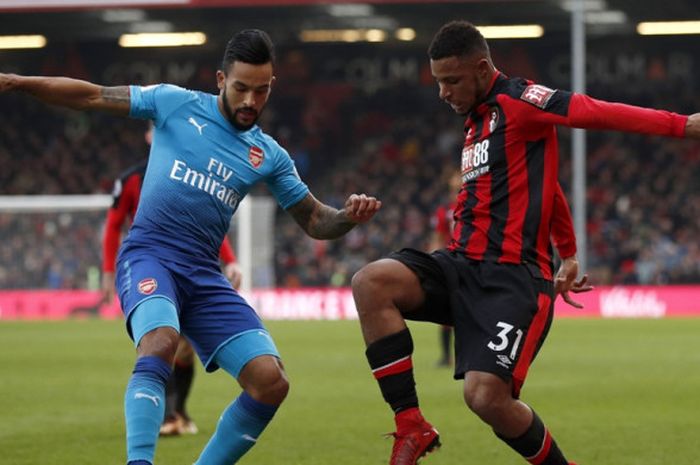 Gelandang Arsenal, Theo Walcott (kiri), berduel dengan pemain Bournemouth, Lys Mousset, dalam laga Liga Inggris di Stadion Vitality, Bournemouth, pada 14 Januari 2018.