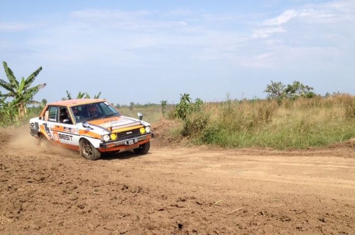 Aksi pereli kelas mobil retro di Kejurnas Sprint Rally of Celebes di Sirkuit Wana Patria, Indramayu,