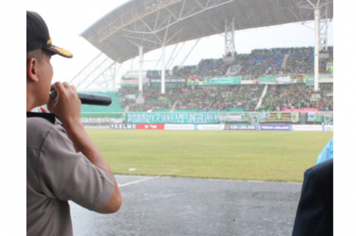 Kapolres Jember, Kuswara Wibowo saat memberikan instruksi kepada Bonek di Stadion Jember Sport Garden, Rabu (4/10/2017)