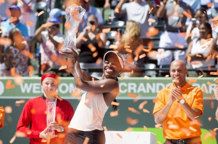 Selebrasi Sloane Stephens (mengangkat piala) usai berhasil menjuarai Miami Open 2018.