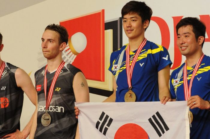 Pasangan ganda putra Korea Selatan, Lee Yong-dae/Jung Jae-sung, berpose dengan Mathias Boe/Carsten Mogensen (Denmark) di atas podium kampiun Indonesia Open 2012 yang berlangsung di Istora Senayan, Jakarta, Minggu (16/6).