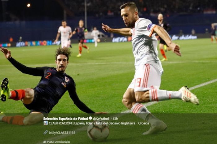 Bek kiri timnas Spanyol, Jordi Alba, sedang berduel dengan bek kanan timnas Kroasia, Sime Vrsaljko, dalam laga UEFA Nations League, di Stadion Maksimir, Zagreb, Jumat (16/11/2018) dini hari WIB. 