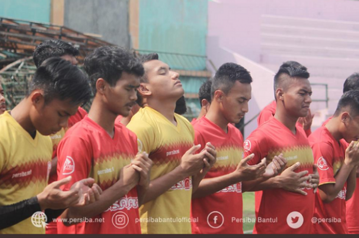 Para pemain Persiba Bantul berdoa sebelum melakoni latihan di Stadion Sultan Agung, Kabupaten Bantul pada 7 Desember 2018.  