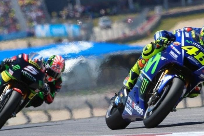 Pebalap Movistar Yamaha MotoGP asal Italia, Valentino Rossi (depan), memacu motornya di depan pebalap Monster Yamaha Tech3 asal Perancis, Johann Zarco, pada balapan GP Americas di Circuit of The Americas (COTA), Austin, Minggu (23/4/2017).