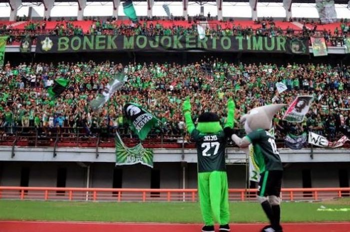   Duo maskot Persebaya melambaikan tangan ke Bonek saat timnya menjamu Persema di Gelora Bung Tomo, Surabaya, Sabtu (29/10/2016) sore.   