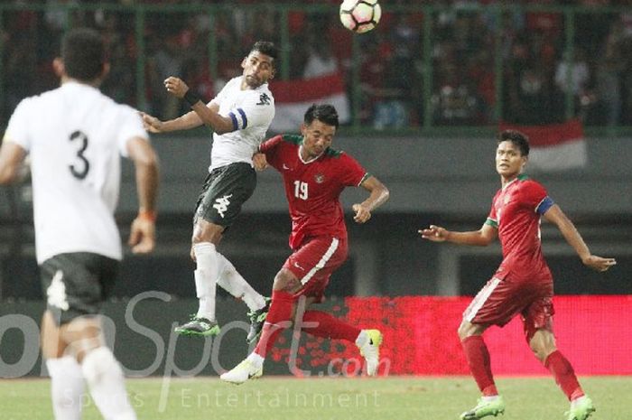 Gelandang timnas Indonesia, Bayu Pradana, berduel udara di laga persahabatan internasional kontra Fiji di Stadion Candrabhaga, Bekasi, pada Sabtu (2/9/2017).