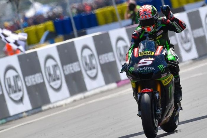 Pebalap Monster Yamaha Tech3 asal Prancis, Johann Zarco, bereaksi setelah melewati garis finis pada balapan GP Prancis di Sirkuit Le Mans, Minggu (21/5/2017).