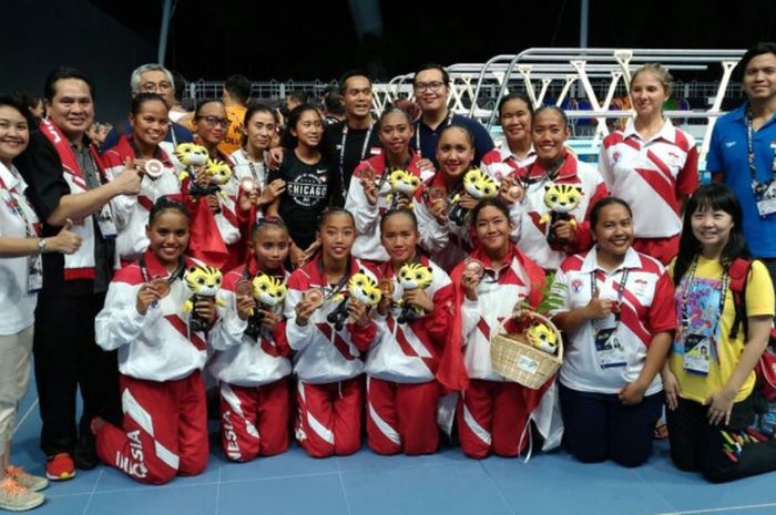 Tim renang indah berfoto bersama dengan jajaran pengurus PB PRSI seusai meraih medali perunggu dari nomor team free routine pada SEA Games Kuala Lumpur 2017.