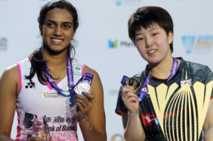 Akane Yamaguchi (kanan) berhasil menajdi juara BWF Superseries Finals 2017 setelah mengalahkan Pusarla V. Sindhu (kanan) pada pertandingan final yang digelar Minggu (17/12/2017). 