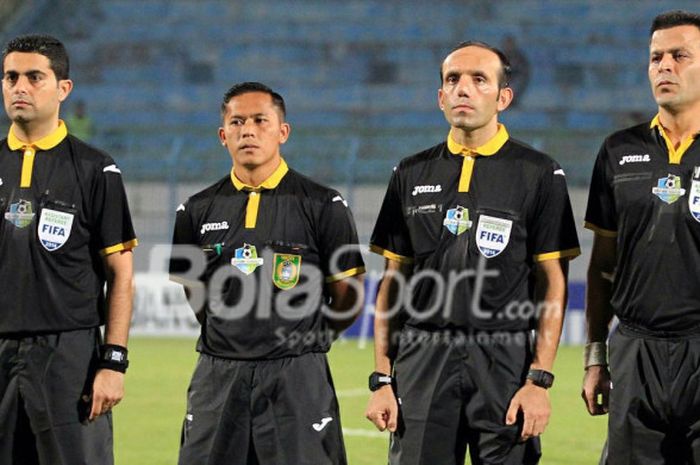 Wasit Asing asal Iran, Seyed Vahitd Kezemi (2 dari kanan) saat pertandingan Madura United Vs Bhayangkara FC di Stadion Bangkalan, Madura, Rabu (8/11/2017) malam.