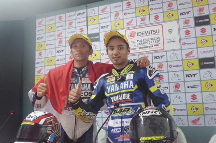 Dua pebalap Indonesia, Richard Taroreh (kanan) dan Wahyu Aji Trilaksana, berpose pada sesi konferensi pers Asia Road Racing Championship (ARRC) 2017 di Sirkuti Sentul, Kabupaten Bogor, Minggu (13/8/2017).