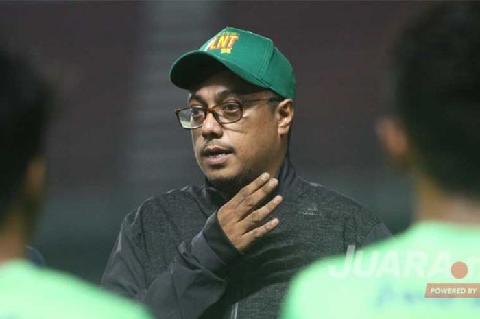 Manajer Persebaya, Chairul Basalamah memberikan arahan pada pemain saat latihan di Gelora Bung Tomo, Jumat (3/6/2017).