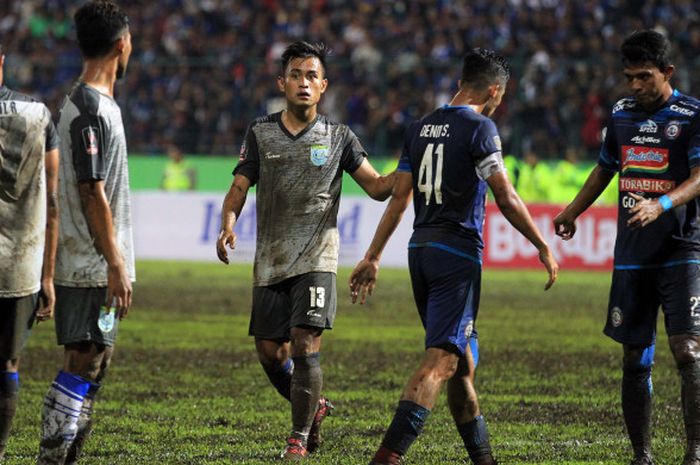 Gelandang Persela, Agung Pribadi (tengah) saat membela timnya kontra Arema FC pada laga perdana penyisihan Piala Presiden 2018 di Stadion Gajayana, Kota Malang, 20 Januari 2018.