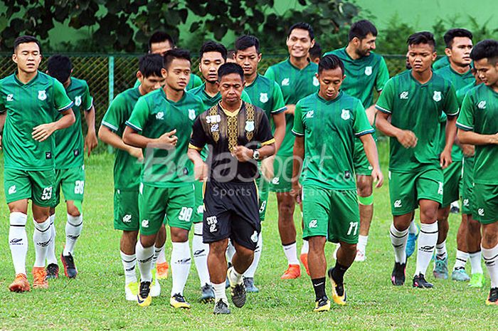     Pemain PSMS Medan mengikuti latihan rutin pada Kamis (24/5/2018) sore di Stadion Kebun Bunga.    