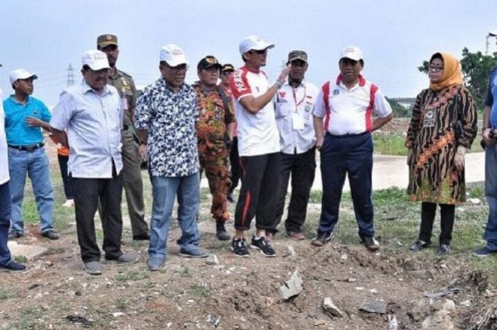 Wakil Gubernur DKI Jakarta, Sandiaga Uno saat mengecek lahan BMW sambil offroad, Minggu (12/11/2017)