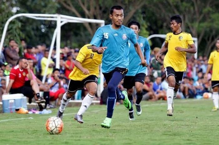 Aksi penyerang Arema FC, Sunarto saat timnya melawan 757 Kepri Jaya FC pada uji coba di lapangan Arhanudse, Kabupaten Malang, Selasa (28/3/2017) sore. 