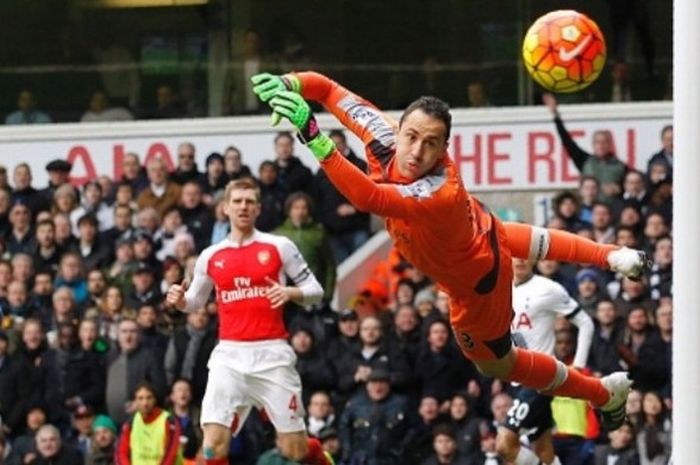 Salah satu aksi kiper Arsenal, David Ospina, dalam laga melawan Tottenham Hotspur di white Hart Lane, London, 5 Maret 2016.