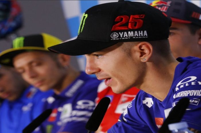 Maverick Vinales (topi nomor 25) saat menghadiri sesi jumpa pers MotoGP Aragon (21/9/2017).