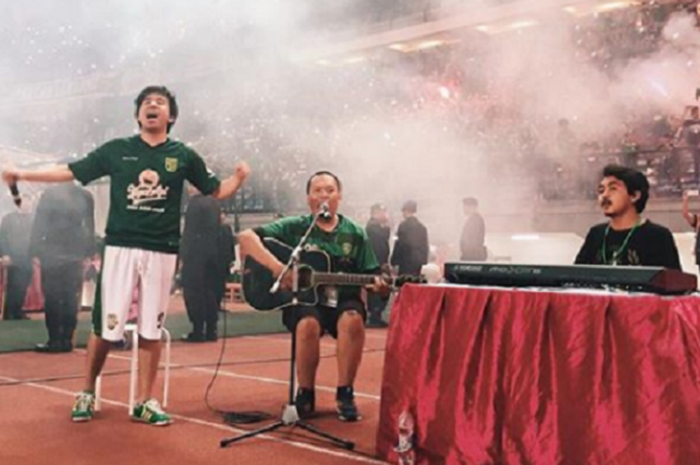 Joshua Suherman  ikut memeriahkan Stadion Gelora Bung Tomo bersama Bonek.