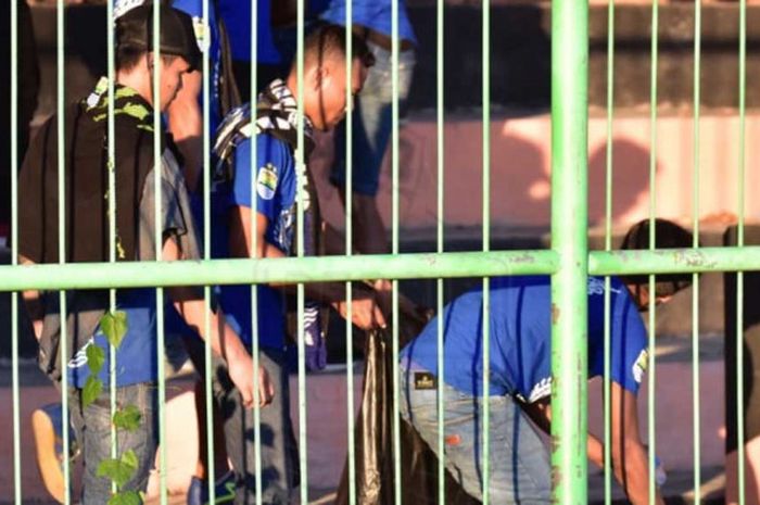 bobotoh melakukan aksi bersih-bersih Stadion Marora.