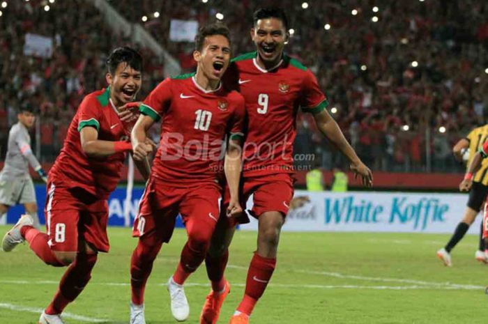  Selebrasi gelandang tim nasional U-19 Indonesia, Egy Maulana Vikri, seusai membobol gawang Malaysia pada semifinal Piala Asia U-19 di Stadion Gelora Delta Sidorajo, Kamis (12/7/2018).      