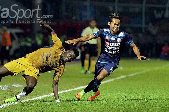 Gelandang Arema FC, Hendro Siswanto, mengecoh striker Persib Bandung, Ezechiel N'Douassel dalam laga pekan ke-19 Liga 1 di Stadion Kanjuruhan Malang, Jawa Timur, Sabtu (12/08/2017) malam.