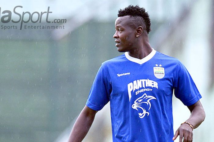 Pemain anyar Persib Bandung, Ezechiel N'Douassel,  saat mengikuti latihan tim di Stadion Siliwangi, Kota Bandung, Selasa (8/8/2017).