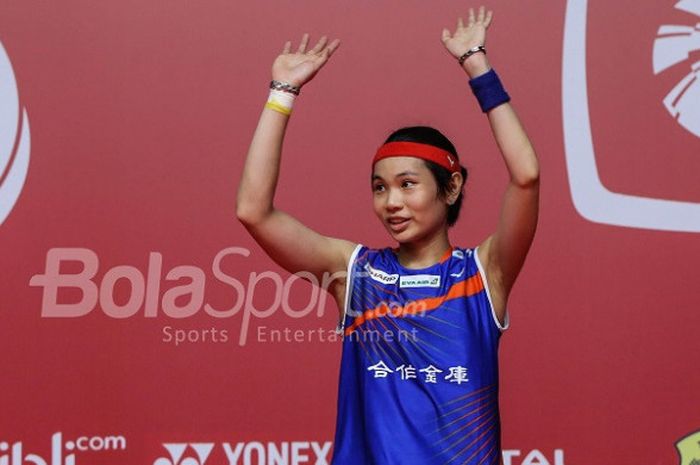 Pebulu tangkis tunggal putri Taiwan, Tai Tzu Ying, saat berpose di podium juara Indonesia Masters 20