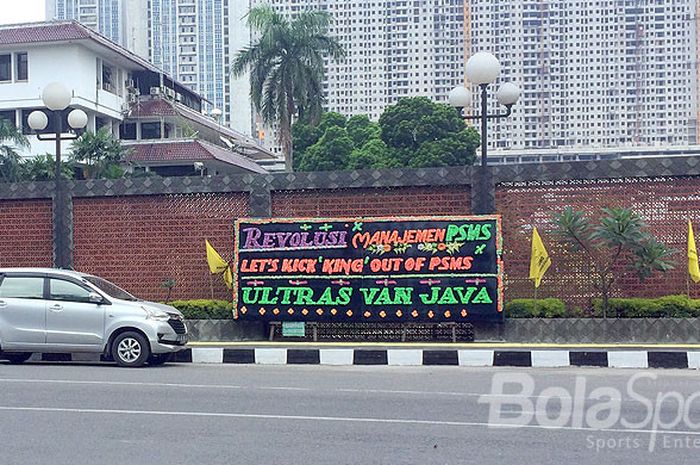 Papan bunga yang ditujukan kepada Pemkot Medan terpasang di sekitar pintu masuk Kantor Wali Kota Medan  menjelang aksi damai di kantor Wali Kota Medan, Kamis (14/12/2017).