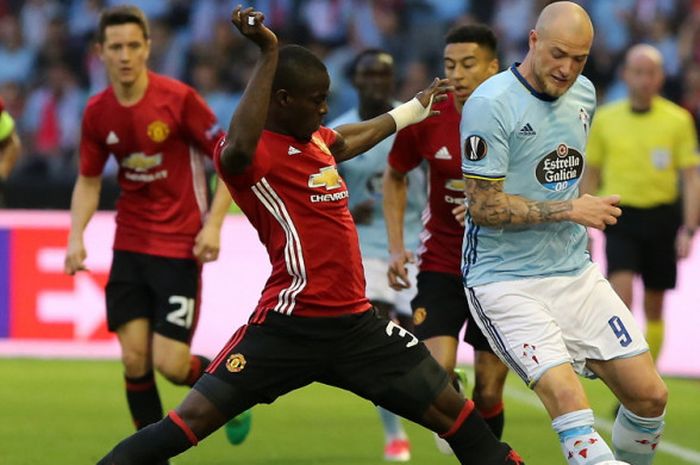 Aksi striker Celta Vigo, John Guidetti (kanan) saat berduel dengan bek Manchester United, Eric Bailly, dalam pertandingan leg 1 semifinal Liga Europa 2016-2017 di Estadio de Balaidos, Vigo, Spanyol, pada 4 Mei 2017.