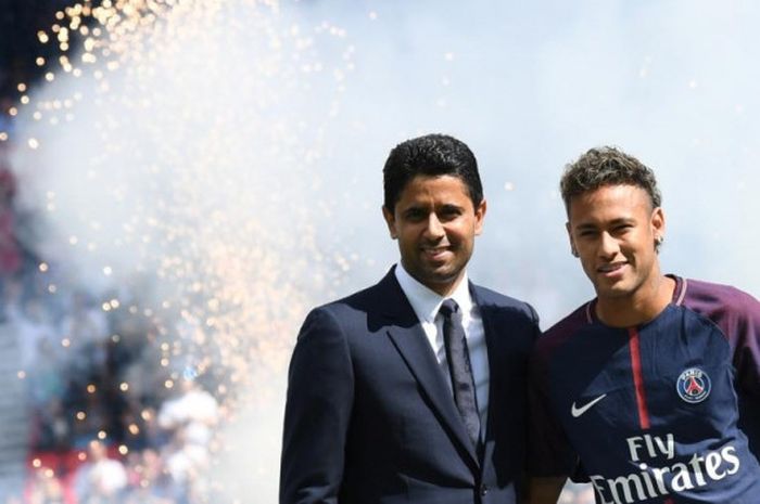 Presiden Paris Saint-Germain, Nasser Al-Khelaifi, berpose bersama Neymar dalam sesi perkenalan sang pemain di Stadion Parc des Princes, Paris, 5 Agustus 2017.