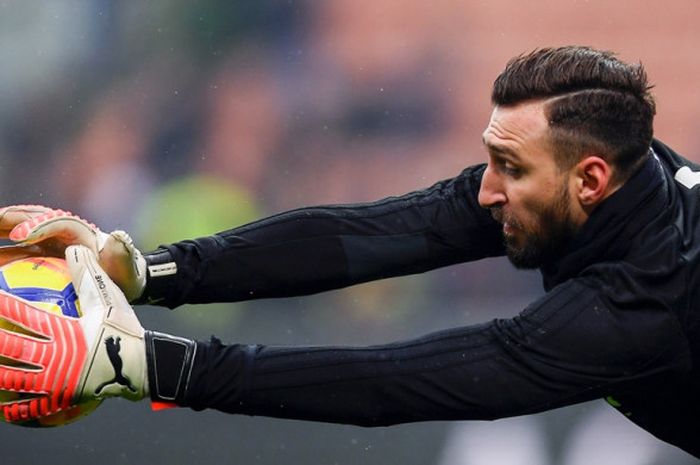 Kiper AC Milan, Antonio Donnarumma, melakukan pemanasan sebelum dimulainya laga Liga Italia kontra Crotone di Stadion San Siro, Milan, pada 6 Januari 2018.