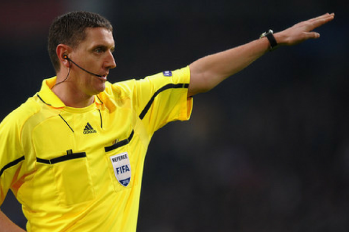 Gestur wasit Craig Thompson saat memimpin laga antara Ajax Amsterdam kontra Real Madrid pada Liga Champions musim 2010.