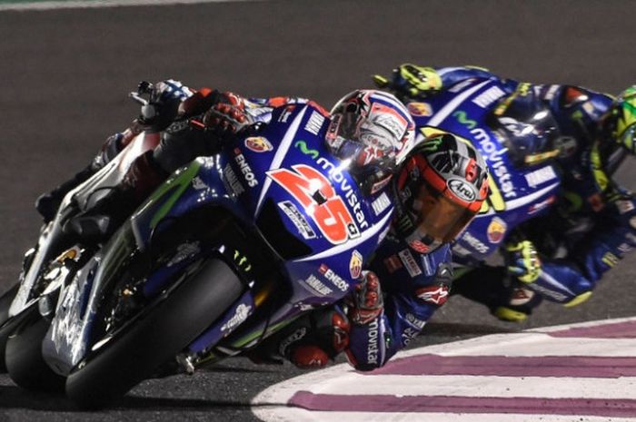 Maverick Vinales, Andrea Dovizioso, dan Valentino Rossi, saat beraksi pada balapan MotoGP Qatar 2017.