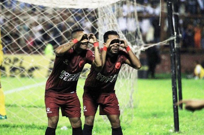 Pemain PSM Makassar, Titus Bonai dan Zulham Zamrun saat merayakan golnya ke gawang Madura United, Minggu (12/11/2017)