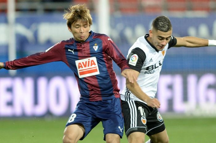 Winger SD Eibar, Takashi Inui (kiri), berduel dengan pemain Valencia CF, Andreas Pereira, dalam laga Liga Spanyol di Stadion Ipurua, Eibar, pada 16 Desember 2017.