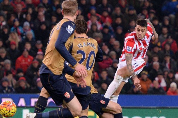 Penyerang Stoke, Joselu Mato, melepas tembakan kontra Arsenal pada laga Liga Inggris di Bet365 Stadium, 17 Januari 2016. Joselu kini membela Newcastle United.