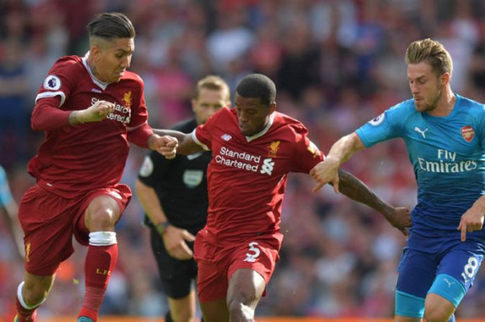 Duel Roberto Firmino dan Georginio Wijnaldum dengan Aaron Ramsey dalam laga Liverpool vs Arsenal di Stadion Anfield, 27 Agustus 2017.