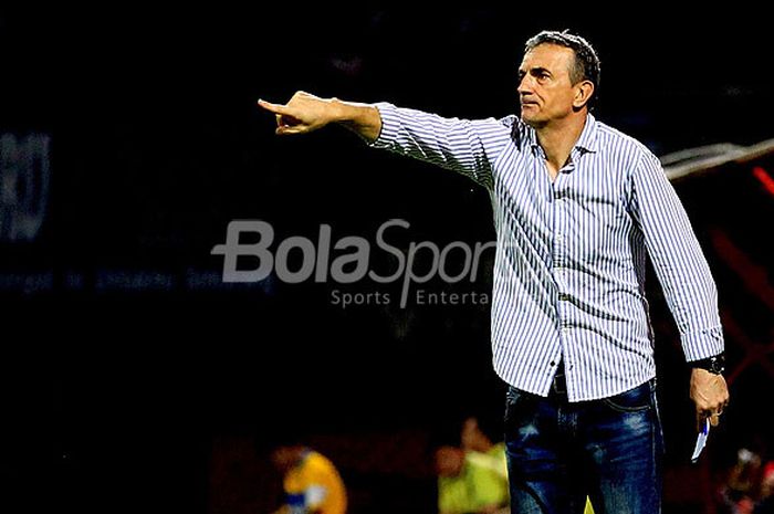 Pelatih Madura United, Milomir Seslija, memberi instruksi kepada pemainnya dalam laga uji coba melawan PSIS Semarang di Stadion Ratu Pamellingan Pamekasan, Jawa Timur, Minggu (11/03/2018) malam. 