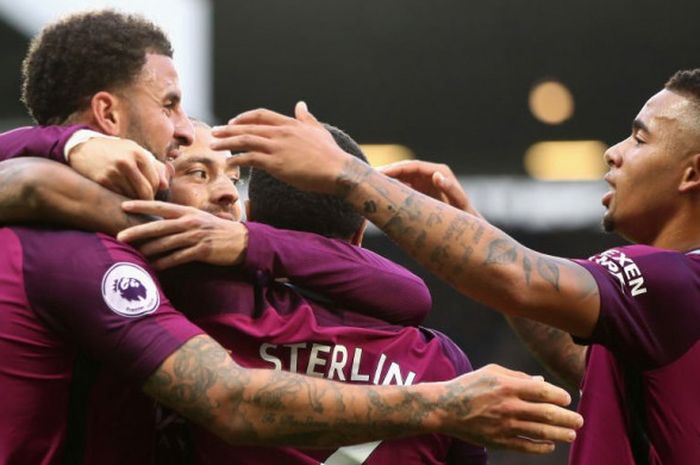 Pemain Manchester City merayakan gol Raheem Streling ke gawang West Bromwich Albion pada Sabtu (28/10/2017) di Stadion The Hawthorns, West Bromwich.