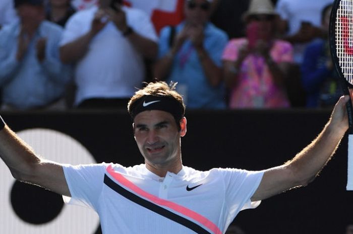 Petenis putra Swiss, Roger Federer, melambaikan tangan ke arah penonton setelah memenangi laga atas Marton Fucsovics (Hungaria) 6-4 ,7-6 (7-3), 6-2 pada babak keempat Australia Terbuka yang berlangsung di Rod Laver Arena, Melbourne, Senin (22/1/2018).