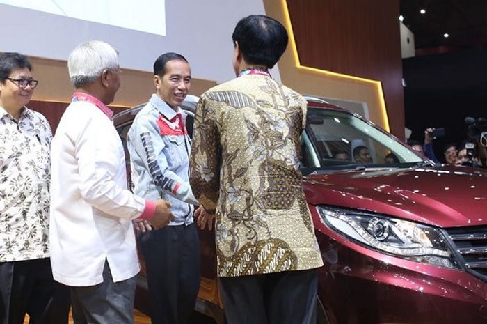 Tampil dengan gaya sporty, Presiden Joko Widodo, didampingi Menteri Perindustrian Airlangga Hartanto (kiri), meninjau mobil Dongfeng Glory 850 dalam ajang Indonesia International Motor Show (IIMS) 2018, Jakarta International Expo (JIExpo), Kemayoran, Jakarta, Selasa (24/4/2018).