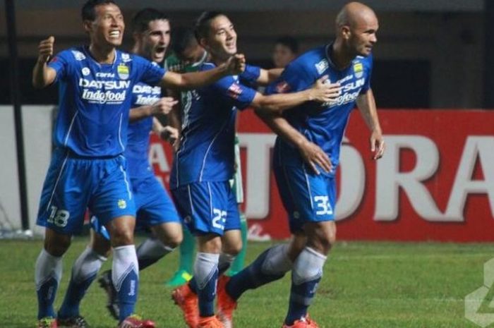 Bek Jajang Sukmara (kiri) bersama rekan-rekannya merayakan gol Sergio van Dijk (kanan) saat Persib dijamu PS TNI di Stadion Pakansari, Cibinong, Kab Bogor, Minggu (21/8/2016) malam. 